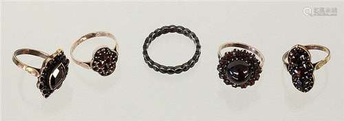 A LOT OF 5 GARNET RINGS 333/000 yellow gold