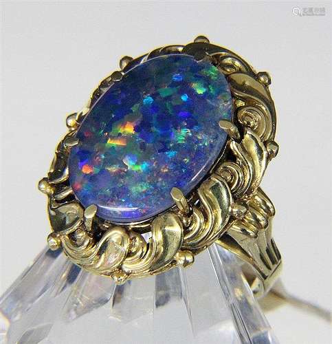 AN OPAL RING 585/000 yellow gold with black opal