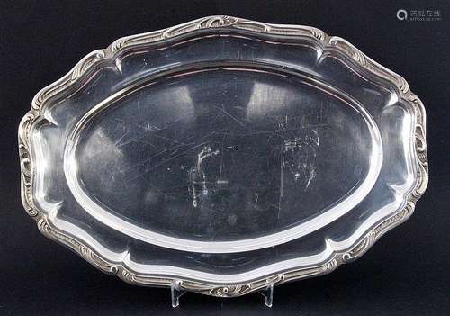 AN OVAL PLATTER Baroque form. Silver-plated