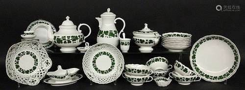 A LOT OF PORCELAIN PIECES WITH VINE LEAF DECOR