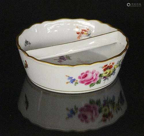 A SPICE BOWL Meissen 1924 - 1934 Round with gilt