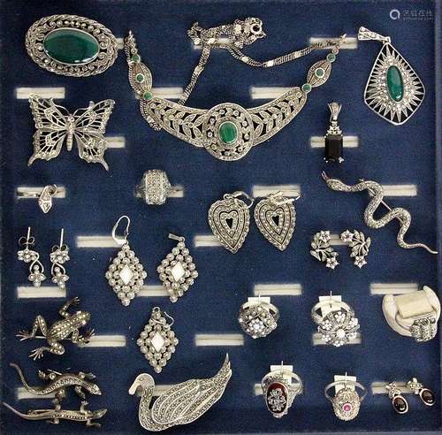 A LOT OF 23 JEWELLERY PIECES partly antique