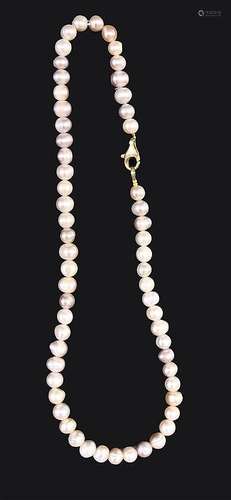 A PEARL NECKLACE with irregular rose pearls. 45