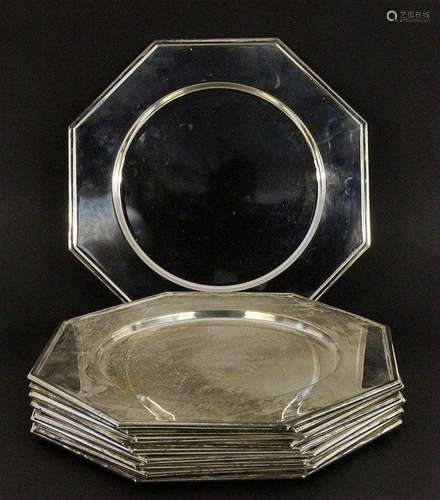 A SET OF 10 UNDERPLATES Silver-plated. Diameter