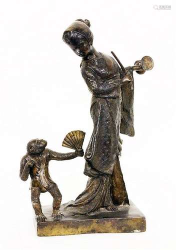 GEISHA WITH APES Patinated bronze. 44 cm