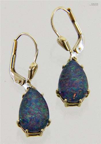 A PAIR OF DROP EARRINGS 585/000 yellow gold with