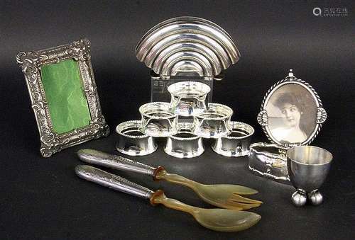 A LOT 13 SILVER-PLATED PIECES 7 napkin rings