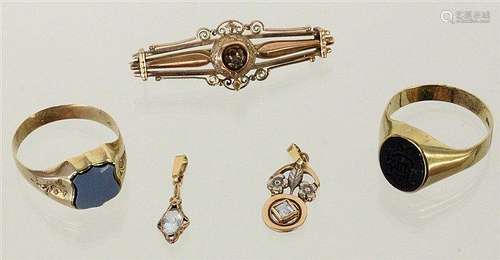 A LOT OF 5 JEWELLERY PIECES 333/000 Rose and