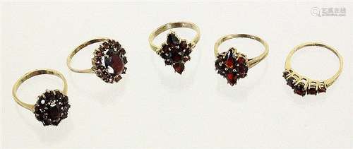 A LOT OF 5 GARNET RINGS 333/000 yellow gold