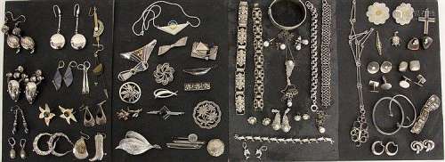 A LOT 60 JEWELLERY PIECES mostly