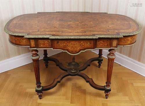 Table de milieu en riche marqueterie de bois de placage et bronze.