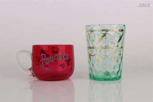 Tasse de curiste en verre rouge émaillé de fleurs et papillons et marqué 