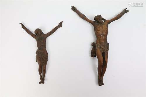 Deux christs en bois sculpté.