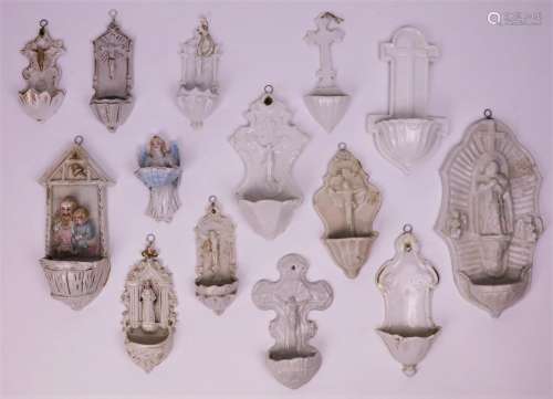 Collection de quatorze bénitiers en porcelaine, dont deux polychromes.