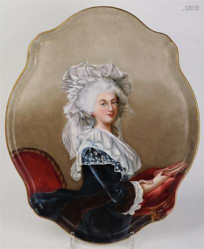 Plat de forme chantournée en porcelaine à décor de Marie Antoinette.