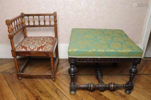 Tabouret garni de tissu vert et jaune, pieds tournés entretoisés.