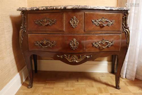 Commode en marqueterie de bois de placage.