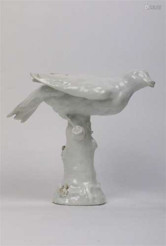 Oiseau branché en porcelaine blanche allemande.