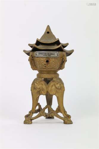 Brûle-parfum en régule doré à décor d'éléphants, d'un vase chinois et couvercle en toit de pagode.