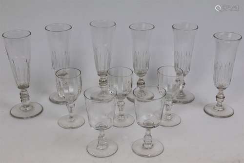 Suite de six flutes à champagne en cristal à motif taillé de cannelures.