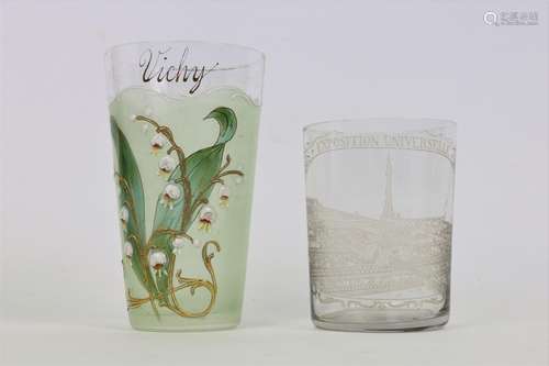 Deux verres, l'un gravé Paris exposition universelle 1889, l'autre émaillé de muguet et marqué Vichy.