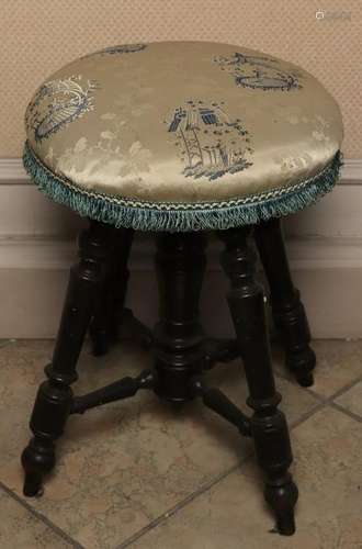 Tabouret de piano en bois noirci.Epoque Napoléon III.Garniture de soierie à décor de chinois sur fond beige.