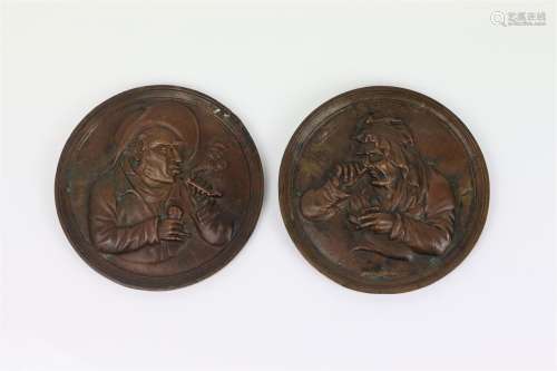Paire de médailles en bronze à décor de fumeur de pipe et de priseuse de tabac.