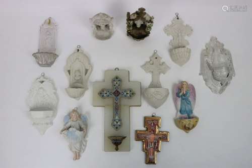 Collection comprenant six bénitiers en biscuit, deux autels en porcelaine, deux bénitiers en verre moulé, un bénitier en albâtre et émaux cloisonnés et une croix en faience imprimée.