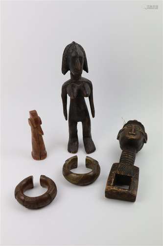 Ensemble d'objets africains comprenant une poulie, deux statuettes en bois et deux bracelets en bronze.