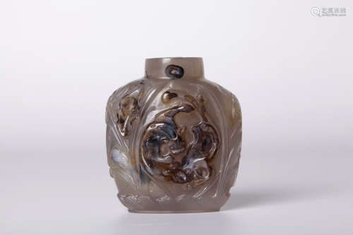 Chinese 18 century carved snuff bottle