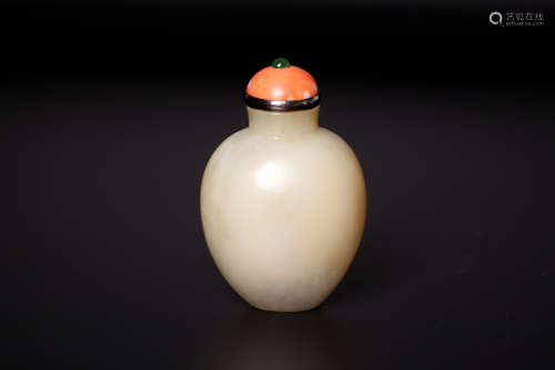 Chinese 18 century white jade snuff bottle with coral carver