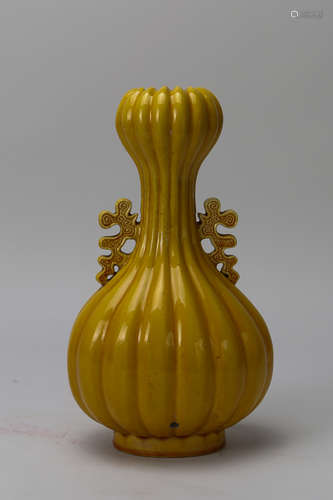 Qing dynasty yellow glaze head of garlic bottle