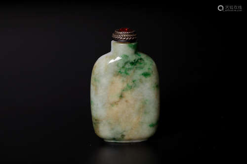 Chinese 18 century hard jade snuff bottle with carver