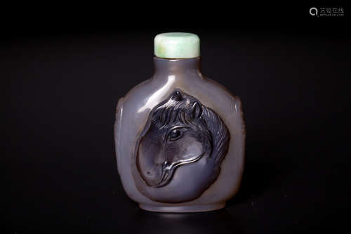 Chinese 18 century agate carved snuff bottle with carver