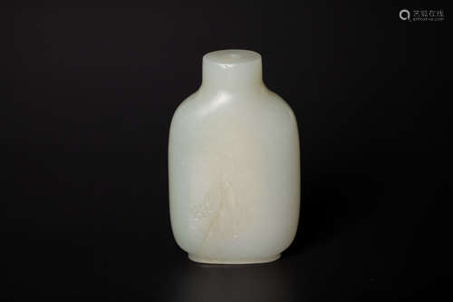 Chinese 18 century hard jade snuff bottle with carver