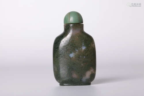 Chinese 18 century green agate snuff bottle