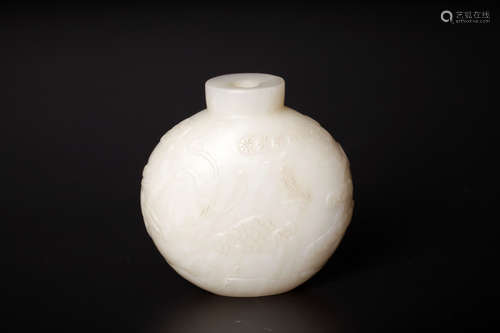 Chinese 18 century white jade snuff bottle