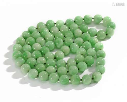 A Chinese jadeite bead necklace