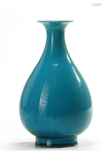 A Chinese turquoise-glazed pear-shaped vase, yuhuchunping