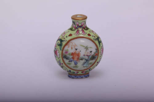 A Chinese Famille-Rose Snuff Bottle