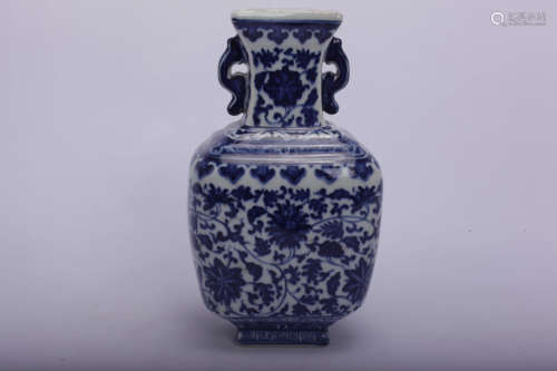 A Chinese Blue and White Porcelain Vase