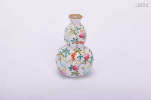 A Chinese Famille-Rose Double Gourd Porcelain Snuff Bottle