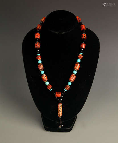 A FINE TIAN ZHU NECKLACE