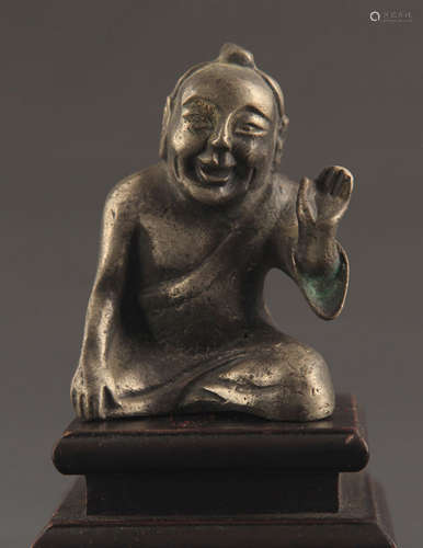 A FINE BRONZE ARHATS STATUE