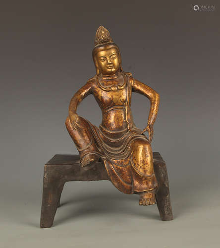 A FINELY CARVED BRONZE SEATED BUDDHA FIGURE