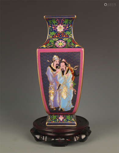 A FAMILLE ROSE PORCELAIN JAR