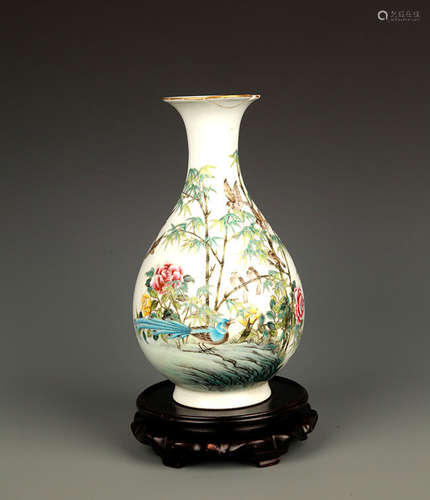 A FAMILLE ROSE PORCELAIN BOTTLE