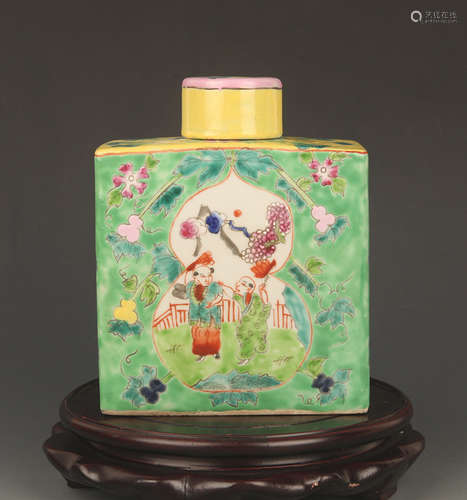 A FINELY PAINTED FAMILLE ROSE PORCELAIN TEA JAR