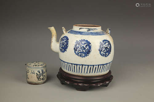 A SET OF BLUE AND WHITE PORCELAIN TEA POT