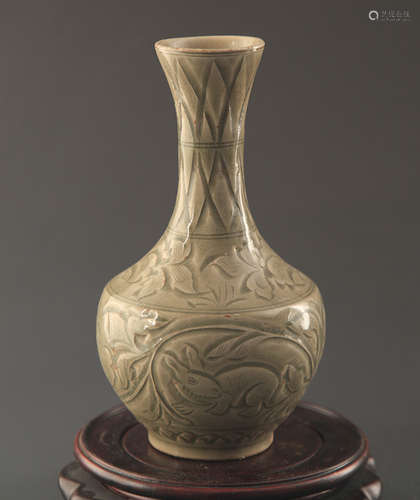 A FLOWER CARVING LONG NECK BOTTLE